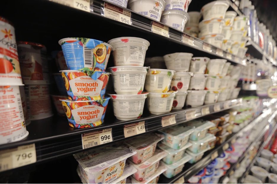 🥛👀 Spot the new labels? Yogurt might help lower the risk of Type 2 diabetes, says the FDA, based on limited evidence. Curious about what this means? Dive deeper into the story here: apnews.com/article/yogurt… #Type2Diabetes