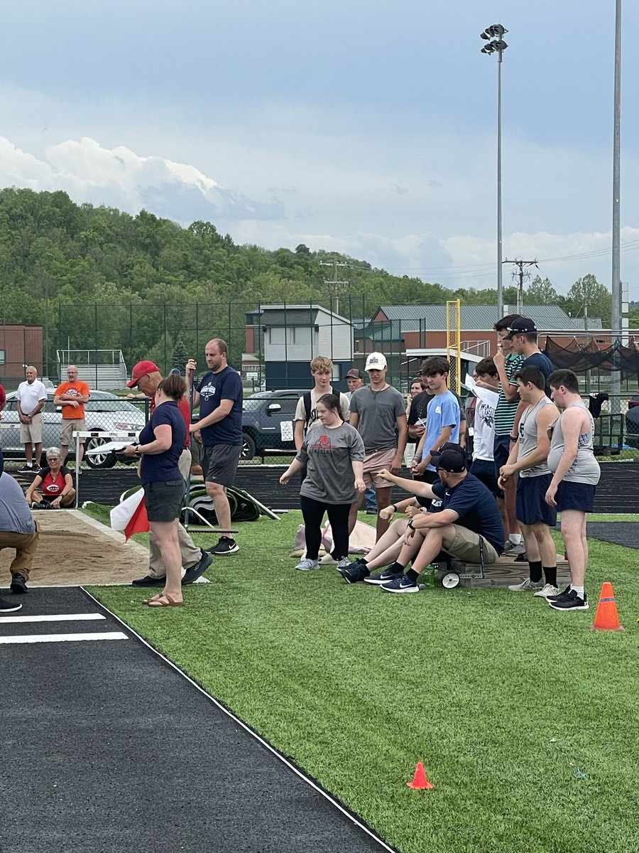 FCBoysGolf1's tweet photo. FC Boys golf team spent the evening volunteering at the Unified Track and Field match! FC unified track defeated EC! Congrats to all that participated!! @AthleticsFchs https://t.co/CVlJLctL0E