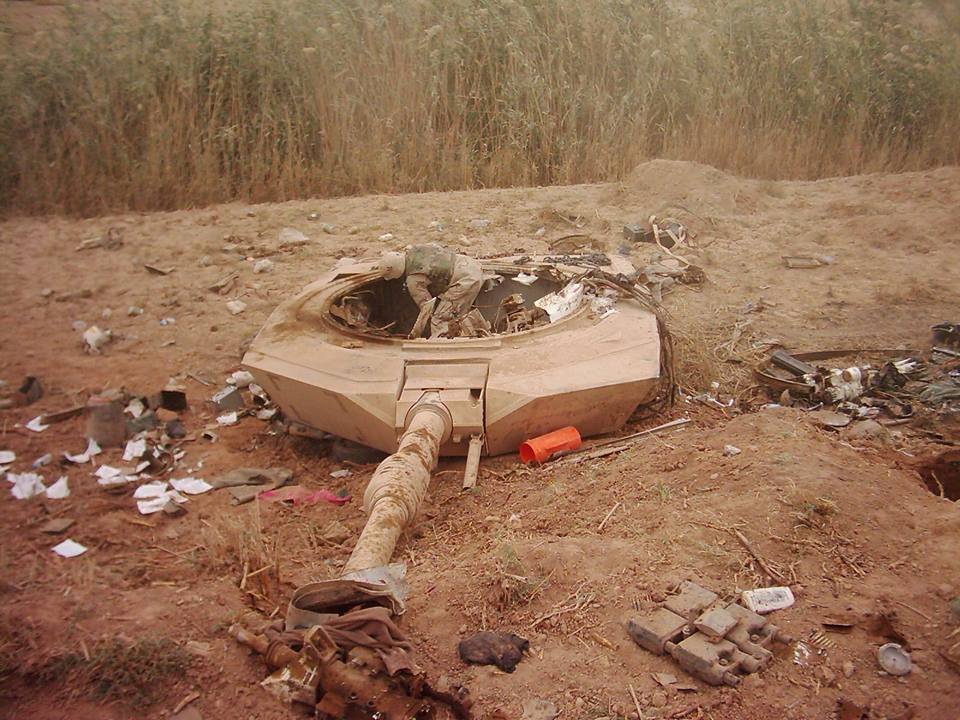 Here is a 🧵 of 25 seperate M1 Abrams Destroyed in the Iraq War.
1/25

M1A2 SEP, Armor Ghetto/A33 of 3-67AR. Destroyed by supermassive IED, October 28, 2003.

2 KIA
1 WIA

Baqubah.