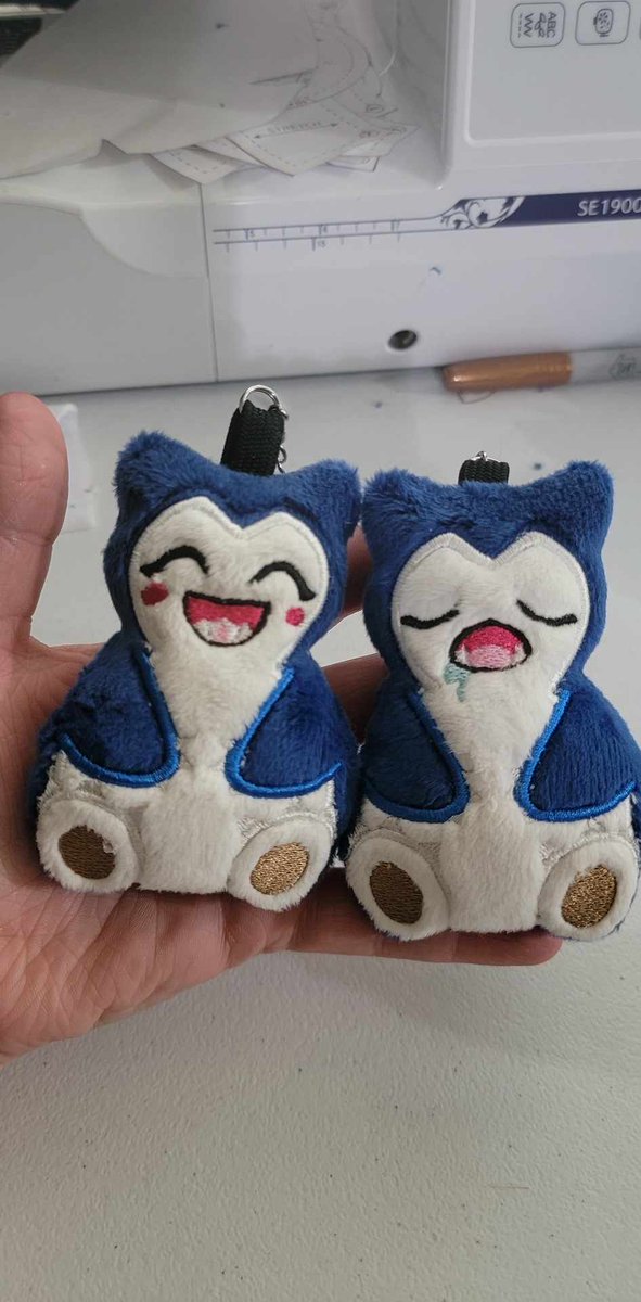 Got these cute little snorlax keychains done for a commission! Pattern used is made by <a href="/dragons_garden/">Dragons' Garden 🐉</a>.