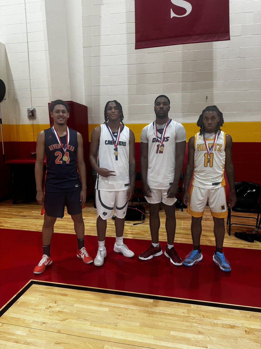 My bums. @Ajbates_24 <a href="/Martez_james24/">themartezjames</a> <a href="/deadricfikes1/">Deadric Fikes</a> <a href="/E_Woods3/">Eric L. Woods</a>  all COLLEGE BOUND. them 4 years flew by. Super proud to be apart of these Young men lives. At <a href="/USTceltsMBB/">UST Men's Basketball</a>