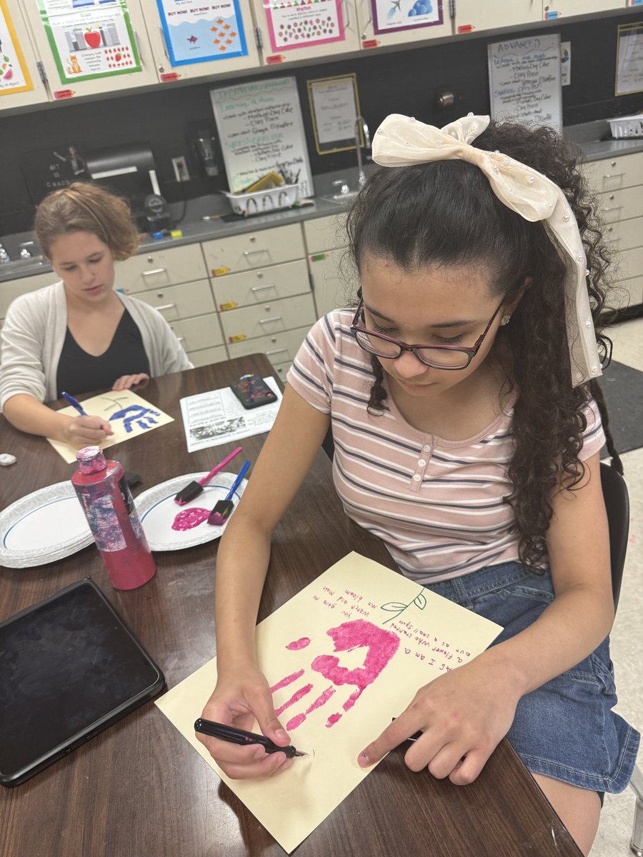 Art Club was busy making Mother’s Day cards today. Join us for our last meeting of the year on May 23. #ShineALight #WMSRTB #SendItOn #HumbleISDArtists #BeEliteWMS @HumbleISD_WMS @HumbleISD @VisualArtHumble @HumbleISD_Arts