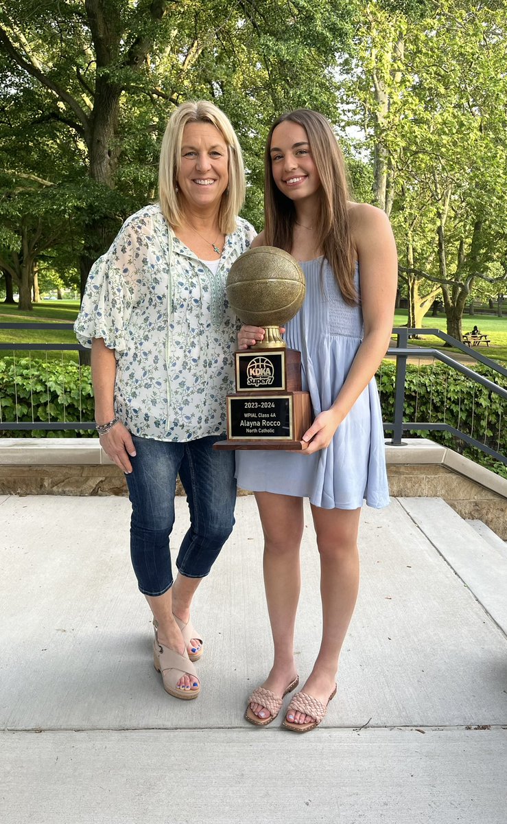 Alayna was awarded the @KDKARadio Super 7 4A POY trophy tonight 🤩‼️ #KDKAHoops #Trojanettes ❤️💛