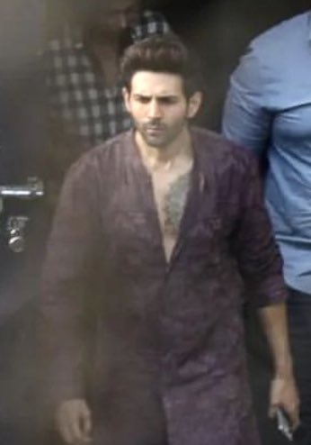 Rooh baba’s tattoo placement on the chest is looking sexy af🥵 We better get a full view in the movie!😤😭
#KartikAaryan #BhoolBhulaiyaa3