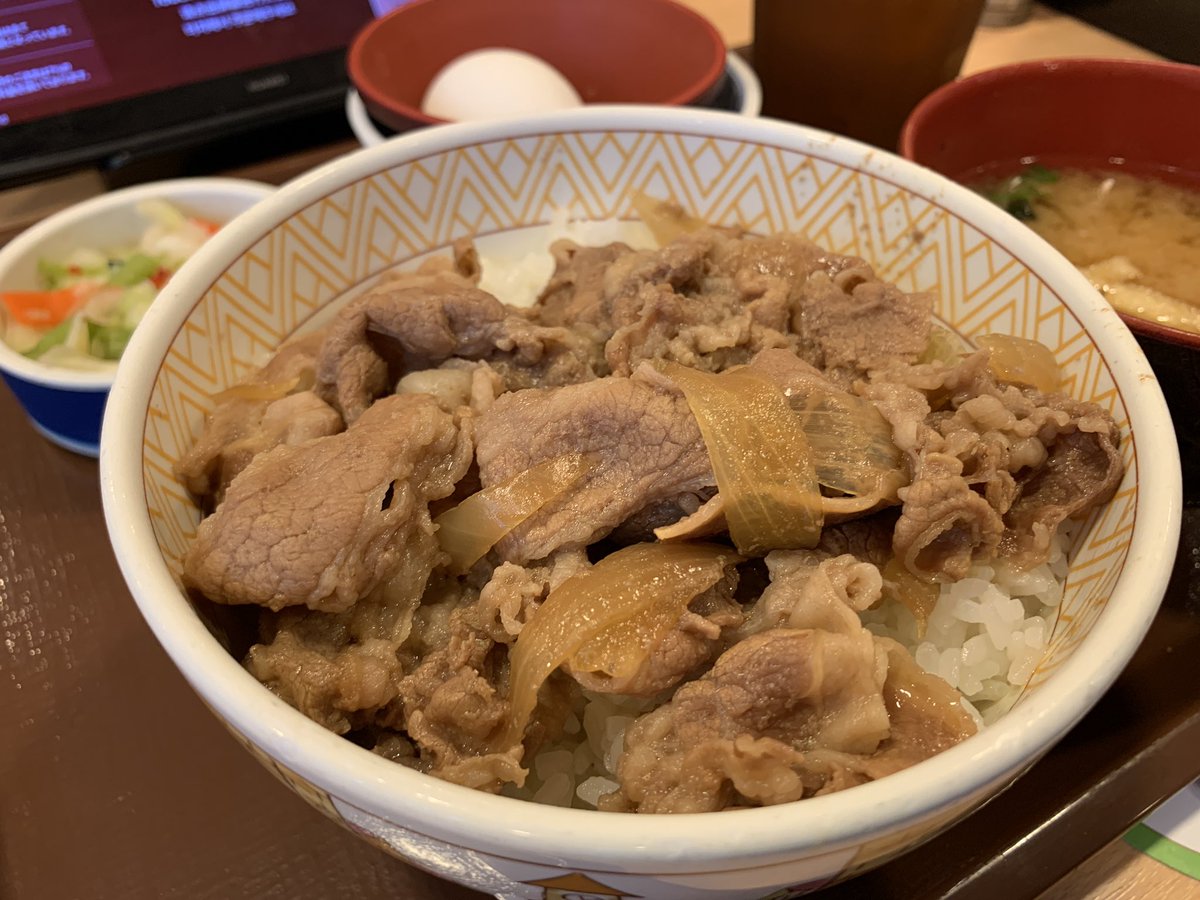 すき家で牛丼の並(つゆ抜き)とみそ汁3点セットをいただきました。馬かったわ〜😋