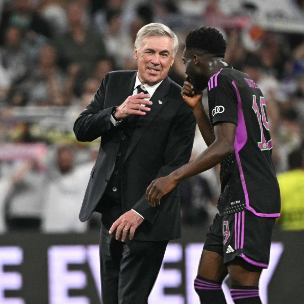 ⚪️🇨🇦 Alphonso Davies: “Will I play here at the Bernabéu next? Right now, my agent is talking to Bayern”.

“Whatever happens, I'm very grateful to Bayern”.

↪️📸 Davies and Ancelotti, saying hi to each other yesterday.