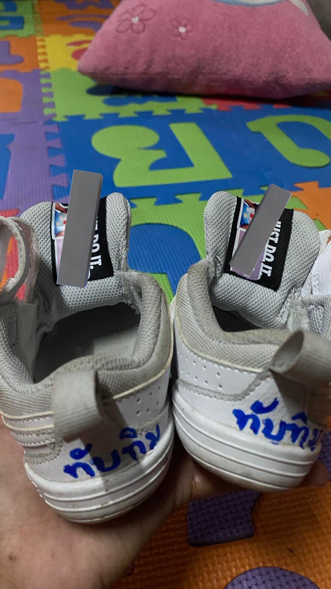 RedSkullxxx's tweet image. ผู้ปกครองทำสติ๊กเป็นรูปของน้อง พร้อมชื่อเล่น ชื่อจริง-นามสกุล ติดไว้ที่ของส่วนตัวของน้องหมดแล้ว 

ครูจะเอาปากไปเขียนอีกทำเพื่อ??? 

"รบกวนฝากเป็นกระบอกเสียงเรื่องนี้ให้หน่อยนะคะเรด ผู้ปกครองแก้ปัญหาไปแล้วแต่คุณครูก็ยังเขียนกลับมาอีก" งงใจ