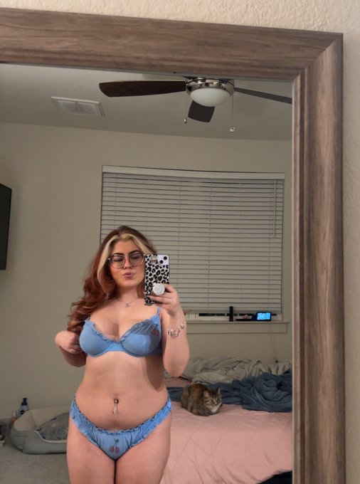 let&rsquo;s make a movie 😽 https://t.co/H9lwHNNnza