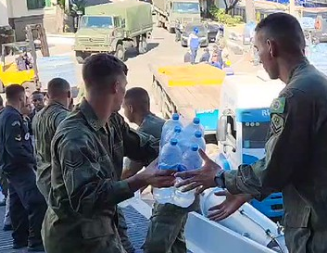 O militar que está com água no pescoço realizando um resgate ou carregando um pacote com água potável é o "povo fardado" servindo o povo que nesse momento está necessitado. É o cabo, o sargento, soldado, tenente, eles não se assentam com políticos, não tomam decisões políticas.