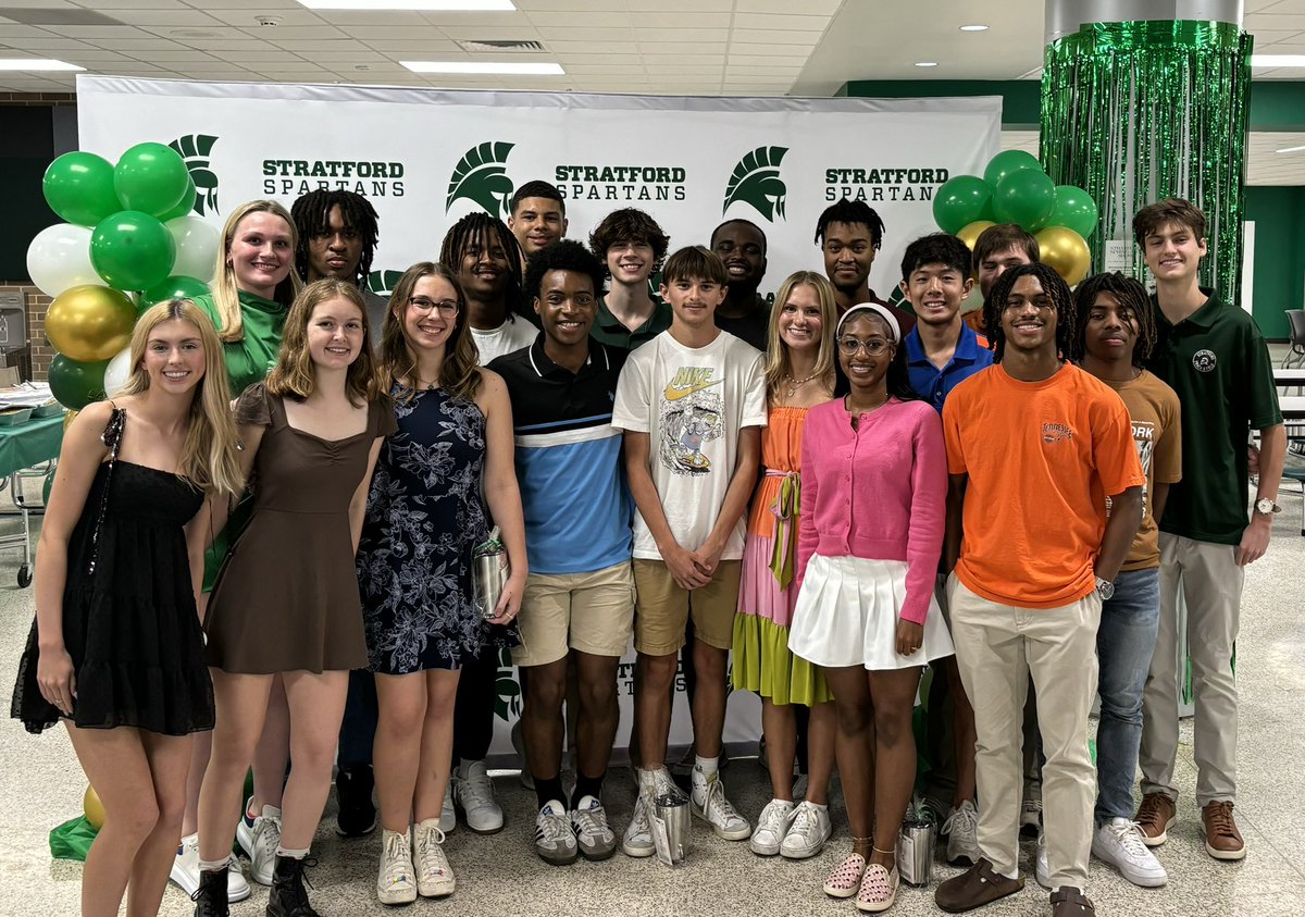stratford_XC_TF's tweet photo. Your SHS Track and Field Senior Class of 2024.  

Thank you seniors! 
👋 💚💛💚 👋 https://t.co/hsJpv4xiis