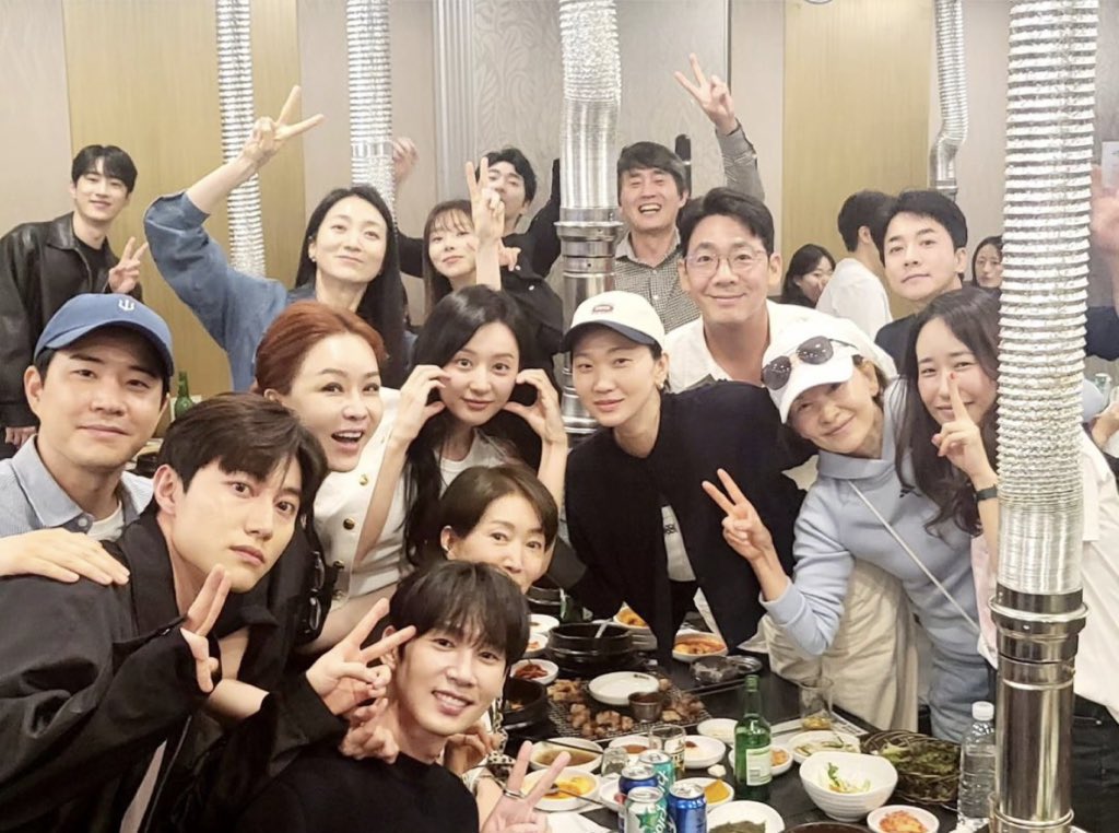 haesoobabyy's tweet photo. Omg‼️On the Quiz on the Block with Ahn Eun Jin, she said 11 couples were born during their filming &amp; here's how she usually identifies real couples:

1.They won’t sit together at the beginning of the dinner party.

<Not a jiwon x soohyun pic in sight at start of dinner.>
(1/?) https://t.co/ObDAWWac4Z