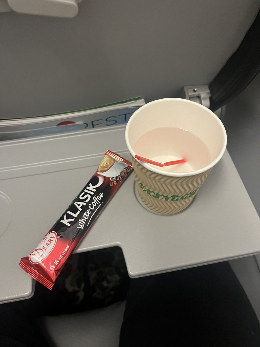 athifzulkafli's tweet photo. Sepatutnya nok makan ke minum kena bayar sbb x include dlm tiket . 
And the conversation goes .. 
Me : can i have a cup of hot water please ? He : yes sure .
Me : how much ? 
He : sebenarnya kena bayar tapi xpe lahh *sambil buat 🤫
Me : *lahhh melayu ingat korea 🤣 https://t.co/0M256FCB8E