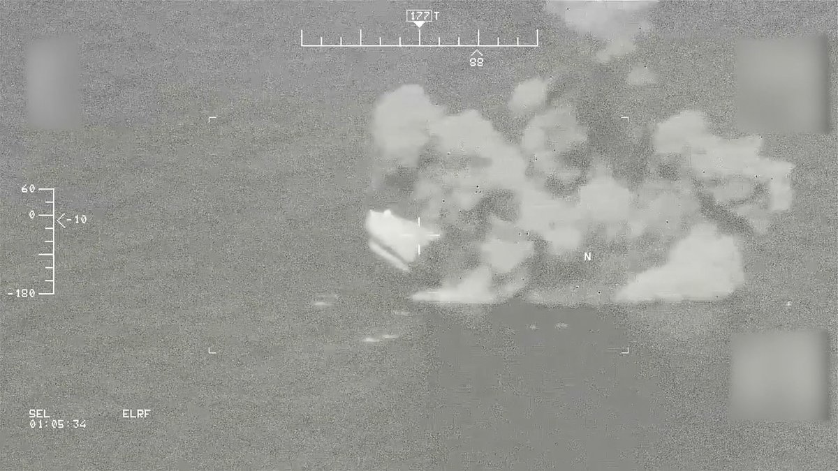 🇺🇸🇵🇭⚡🇨🇳 : #Balikatan24
Screenshots of what appears to be the SSM-700K C-Star anti-ship missile approaching the former BRP Lake Caliraya from the starboard side, flying just above the waterline as it approaches the ship, hitting it & exploding near the ship's superstructure.