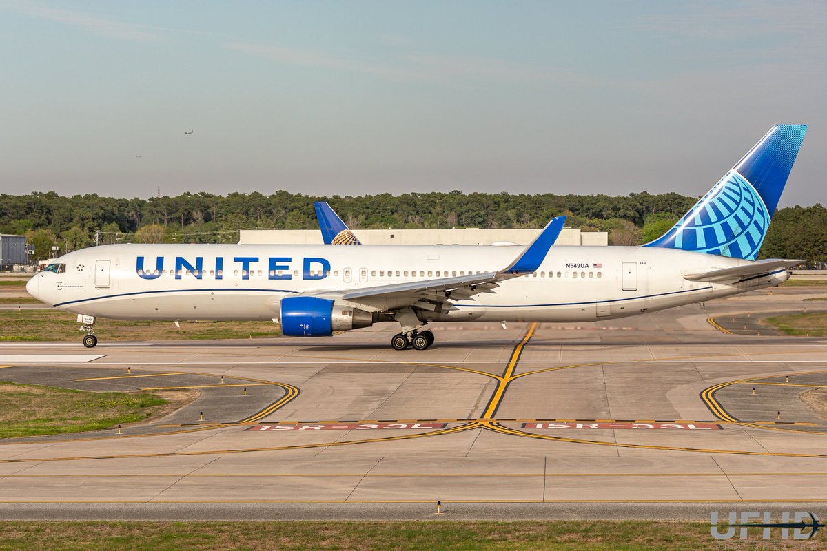 United B767-300ER (N649UA) lining up and departing on Houston IAH 33L 

#unitedairlines #boeing #boeing767 #boeinglovers #b767 #b767300er #n649ua #avgeek #aviation #houstonspotters #airlinegeek #planespotting #planespotter #megaplane #airliner #airlinersworldwide #canon…