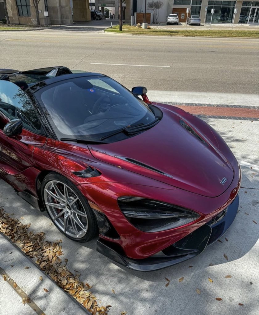 OnlyAutos1's tweet photo. McLaren 765LT Sitting Along Side A Rolls-Royce Cullinan❤️Which One Of These Cars Would You Drive First👀⁉️ https://t.co/msLatzWair