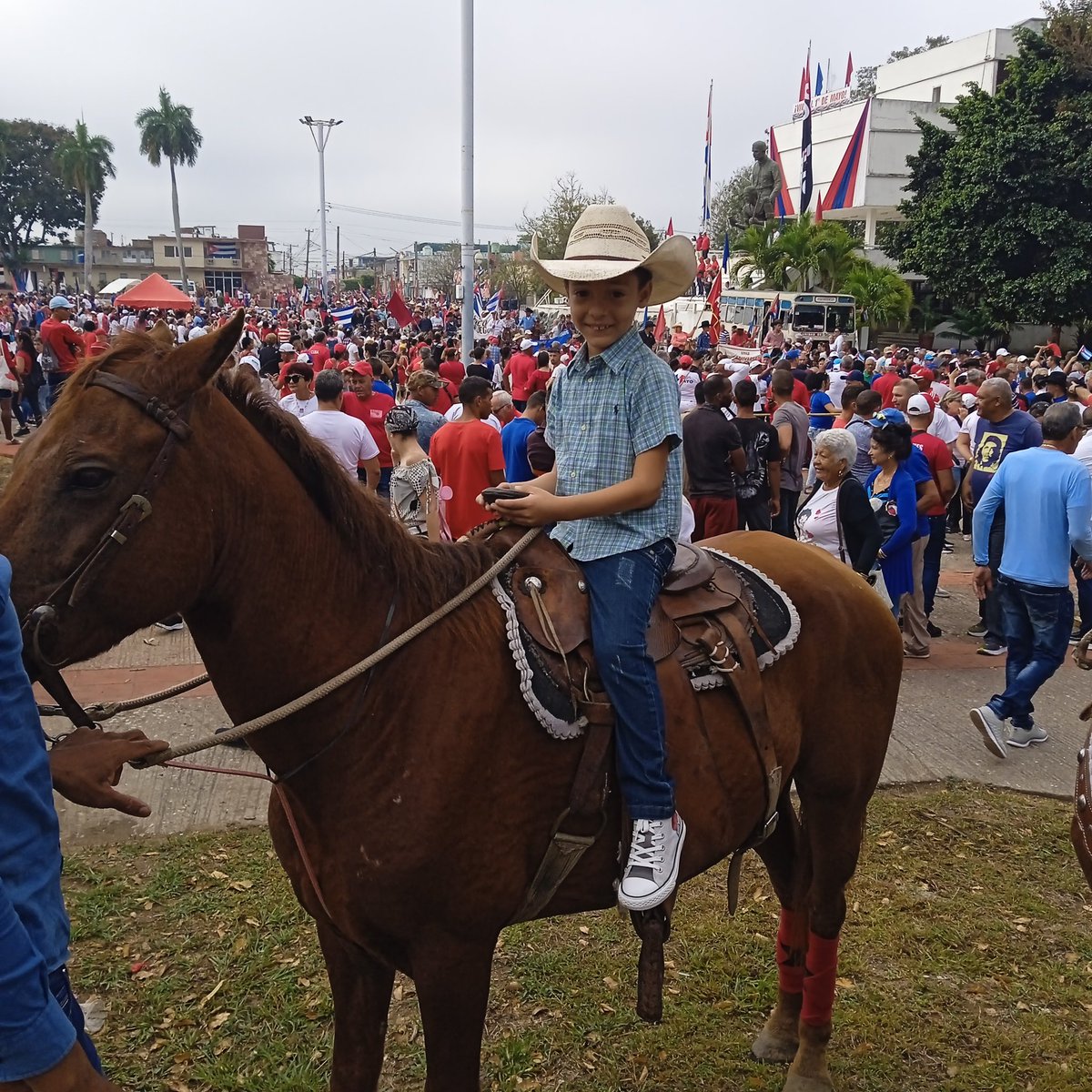 Al natural, felices los niños de mi #Cuba, ellos son los que saben querer, ellos son los continuadores, ellos son la generación que seguirá poniendo en alto la obra de la Revolución. #SanctiSpíritusEnMarcha 🇨🇺