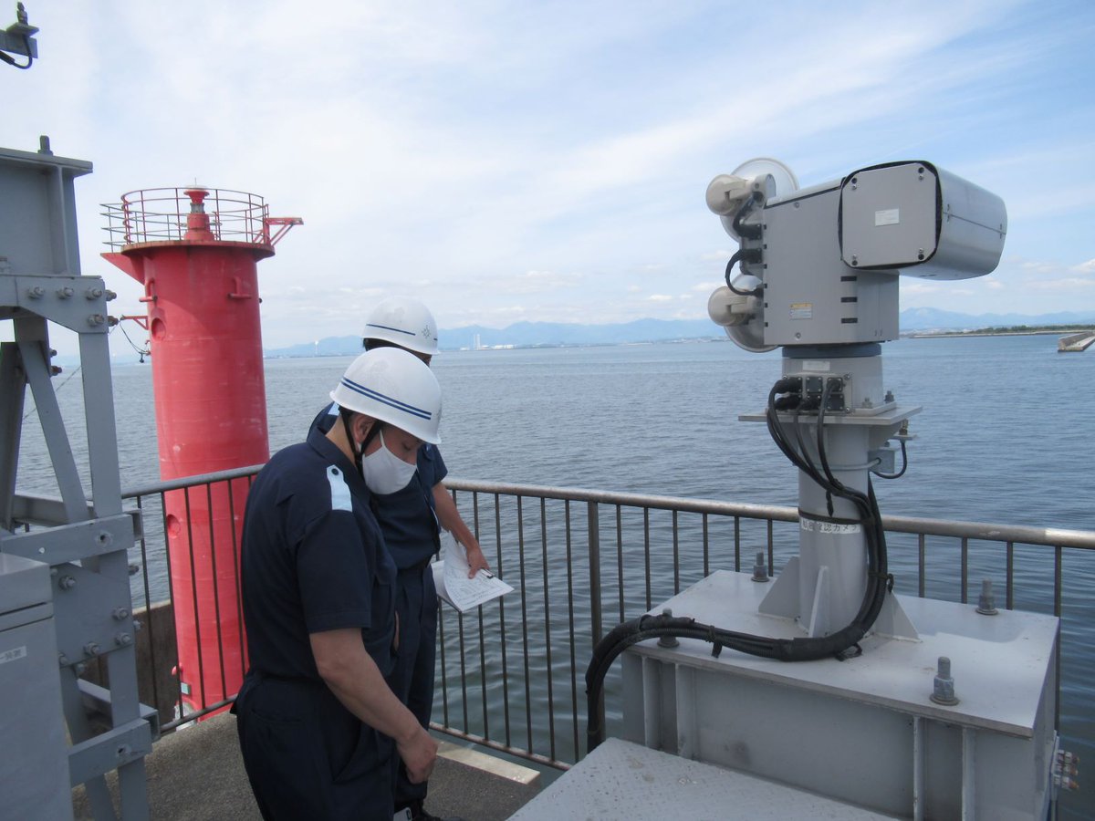 #名古屋港海上交通センター では #技術官 による #名古屋 港内の信号所の点検を行いました。 信号所は安全な船舶通航のためレーダーなどの情報から #海の管制官 が管制信号を発しています。 技術官は管制官とともに名古屋港の安全を支えています。 #第四管区 #海上保安庁 kaiho.mlit.go.jp/soshiki/koutsu…