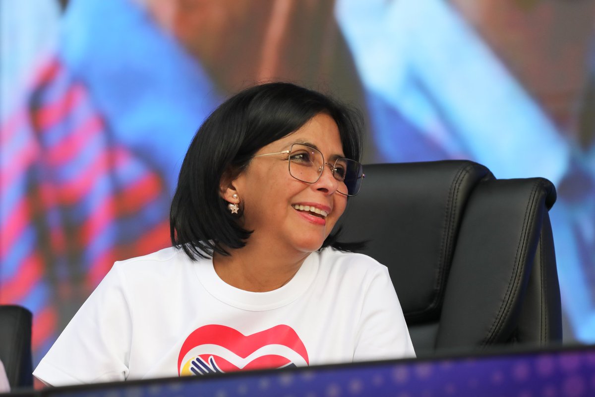 Ordené a la vicepresidenta y Ministra de Finanzas <a href="/delcyrodriguezv/">Delcy Rodríguez</a>, para que a partir de hoy #8May, proceda a bajar los recursos a los 4 mil 500 circuitos comunales del país, cumpliendo con la palabra empeñada y la decisión del pueblo venezolano el #21Abr. ¡Cúmplase!