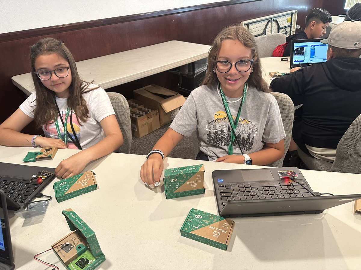 It was all smiles at #STEMapalooza Unplugged today with the @SBC_Alliance team! Loved sharing how hardware and software work together with micro:bits. Student were excited to take a #microbit home to continue learning and innovating!