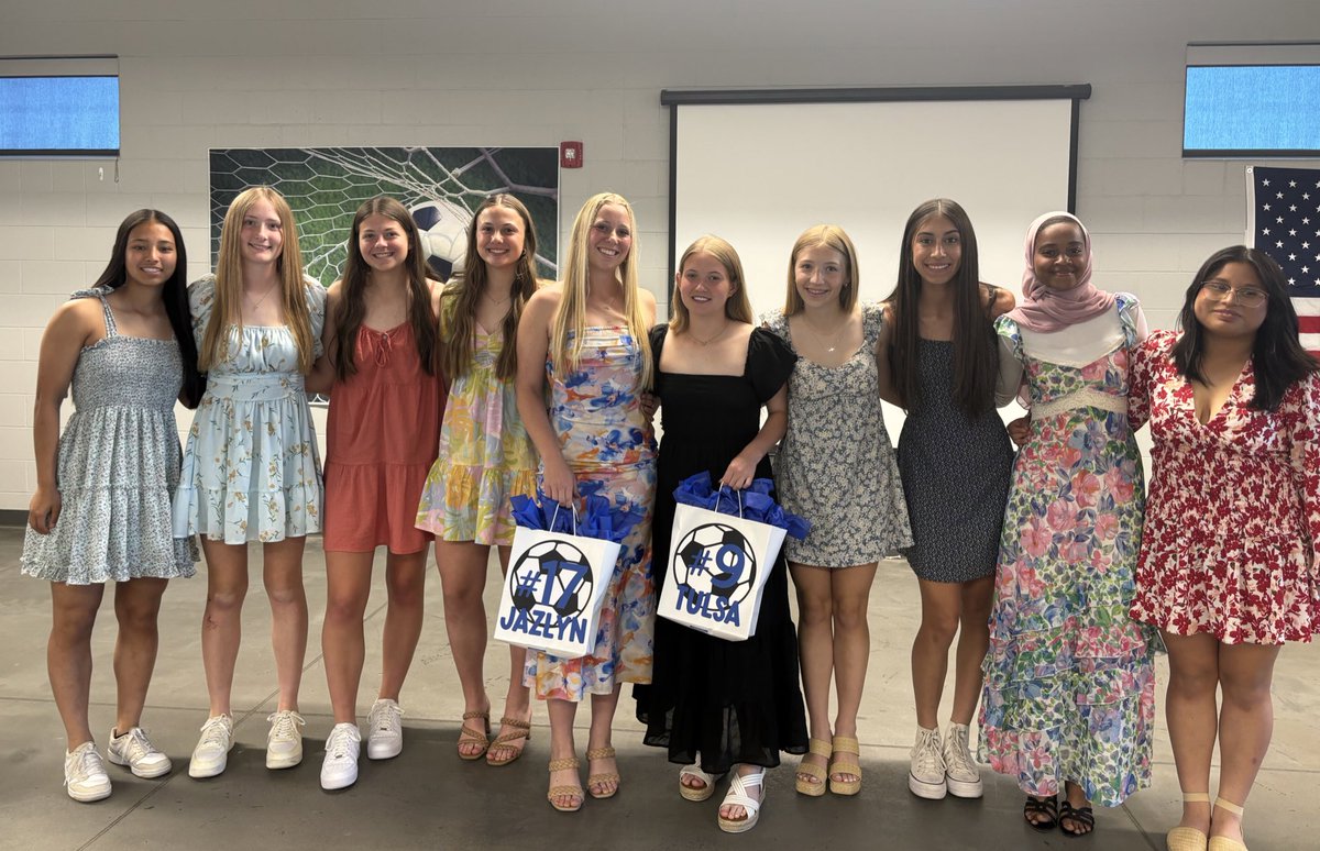 KHSLCatsSoccer's tweet image. Great night celebrating this crew! 

               💙🐾2️⃣0️⃣2️⃣4️⃣⚽️🤍 

Thanks for a great season girls! 🫶🏼