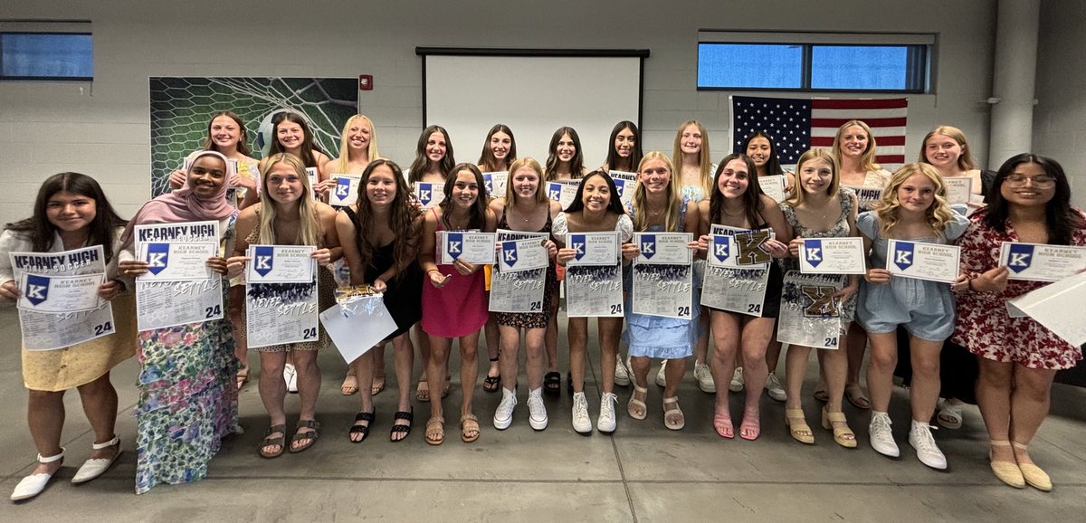 KHSLCatsSoccer's tweet image. Great night celebrating this crew! 

               💙🐾2️⃣0️⃣2️⃣4️⃣⚽️🤍 

Thanks for a great season girls! 🫶🏼