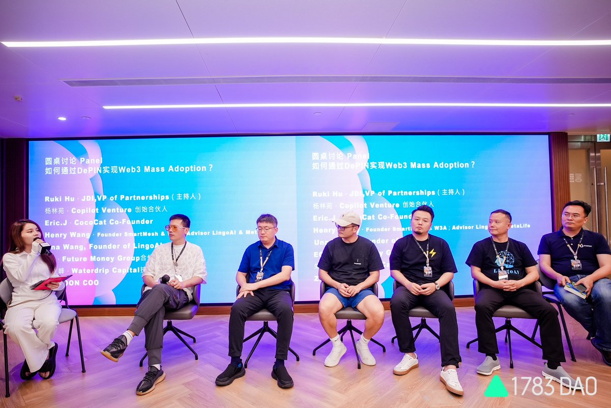 Excited that LingoAI CEO @UnaWCX and @smart_mesh founder @HenryWang2021 attended BitcoinAsia's offline event 'The Mass Adoption Moment of DePIN'. Thank you @1783Dao for the coordination. The LingoPod’s mass adoption will facilitate global communication and economy growth. 
#AI