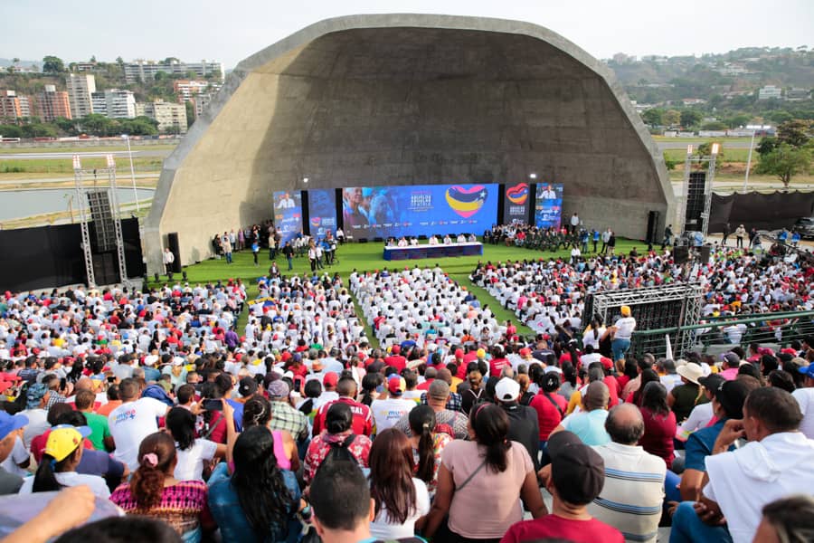 ¡Poder Popular gobernando! Nuestro Presidente Nicolás Maduro aprobó los recursos a los circuitos comunales para ejecutar los proyectos ganadores de la Consulta Popular Nacional. Desde las instituciones de gobierno estamos a disposición de las comunidades con los equipos…