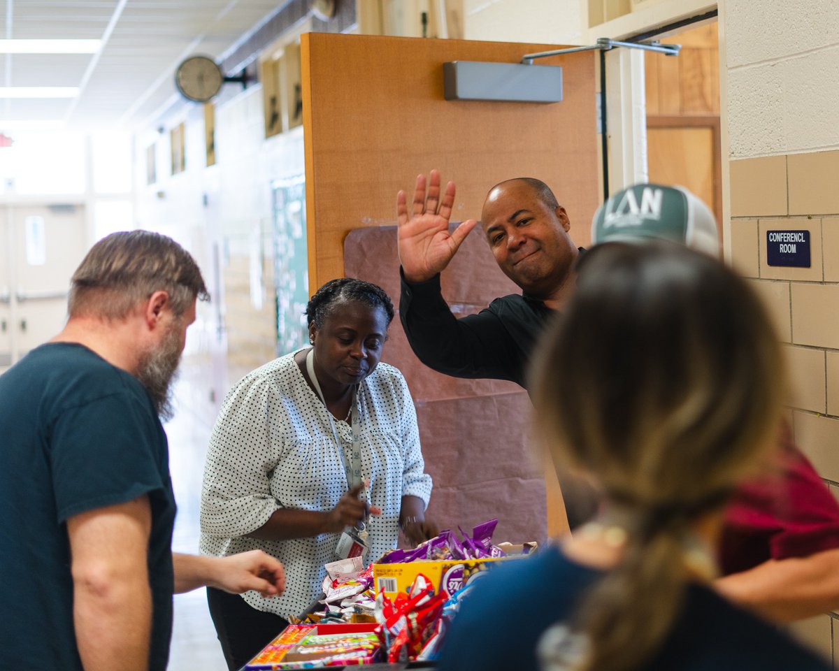 LANschools's tweet image. We loved seeing our @LAForestOak6 and @LAForestOak faculty and staff! Thank you so much for everything that you do for our students and our communities - we appreciate you ❤️

#leadershipacademynetwork #teachwithLAN #TeacherAppreciationWeek #ThankATeacher #fwisd