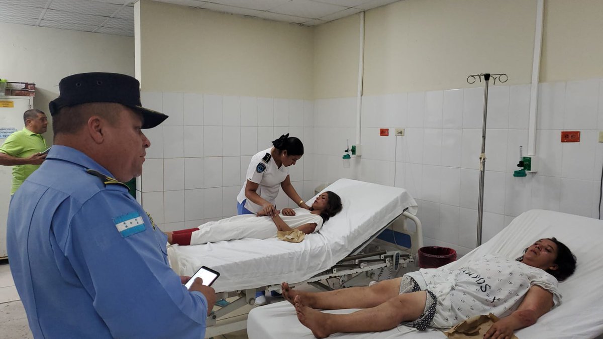 🚨Último momento!🚓 Personal médico 👩🏻‍⚕️🩺de la Policia Nacional 👮🏻se suma en apoyo de asistencia médica en el hospital de Sta. Bárbara al accidente vial suscitado en esa zona @hegusave @PoliciaHonduras @Canal8_hn @GobiernoHN