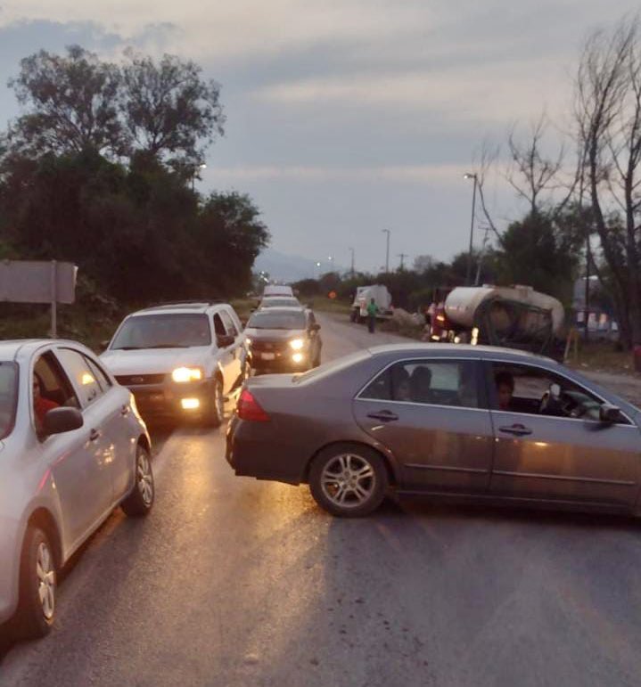 Se reporta bloqueo de circulación en carretera vieja a #CdMante a la altura de la colonia Huertas de San Javier de #CdVictoria, derivado de manifestación por temas de agua. Considere rutas alternas, además hay zonas del estado sin energía eléctrica.