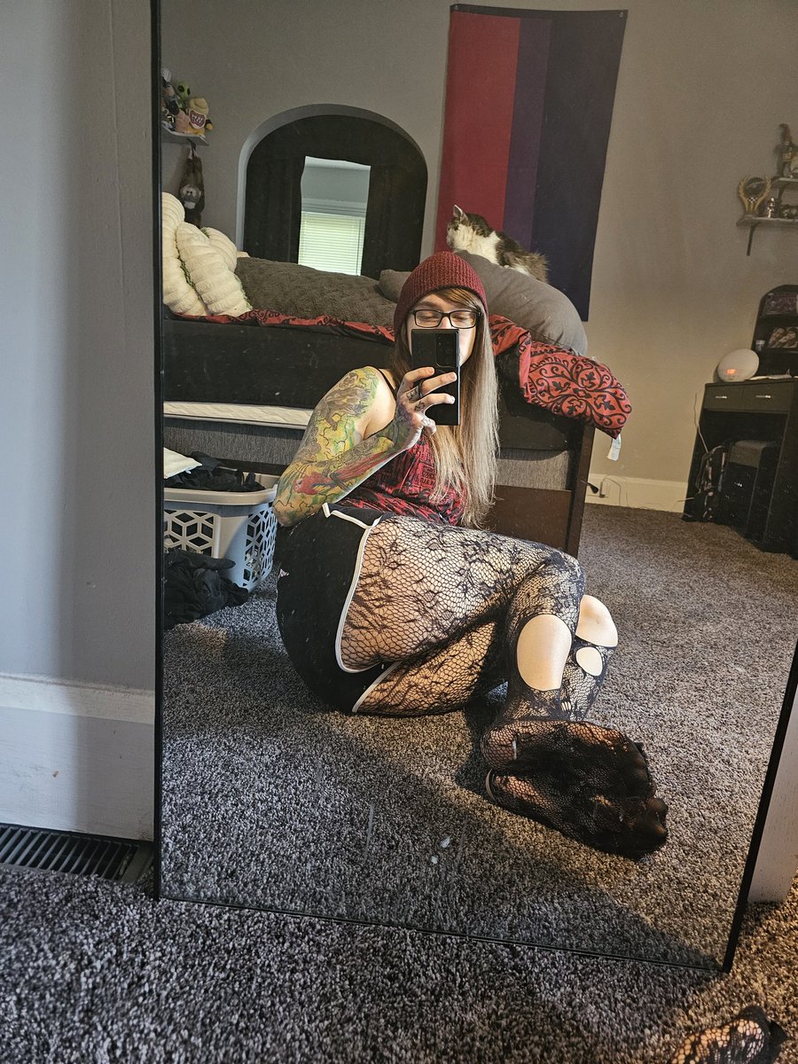 capitalist femboy tweet media
