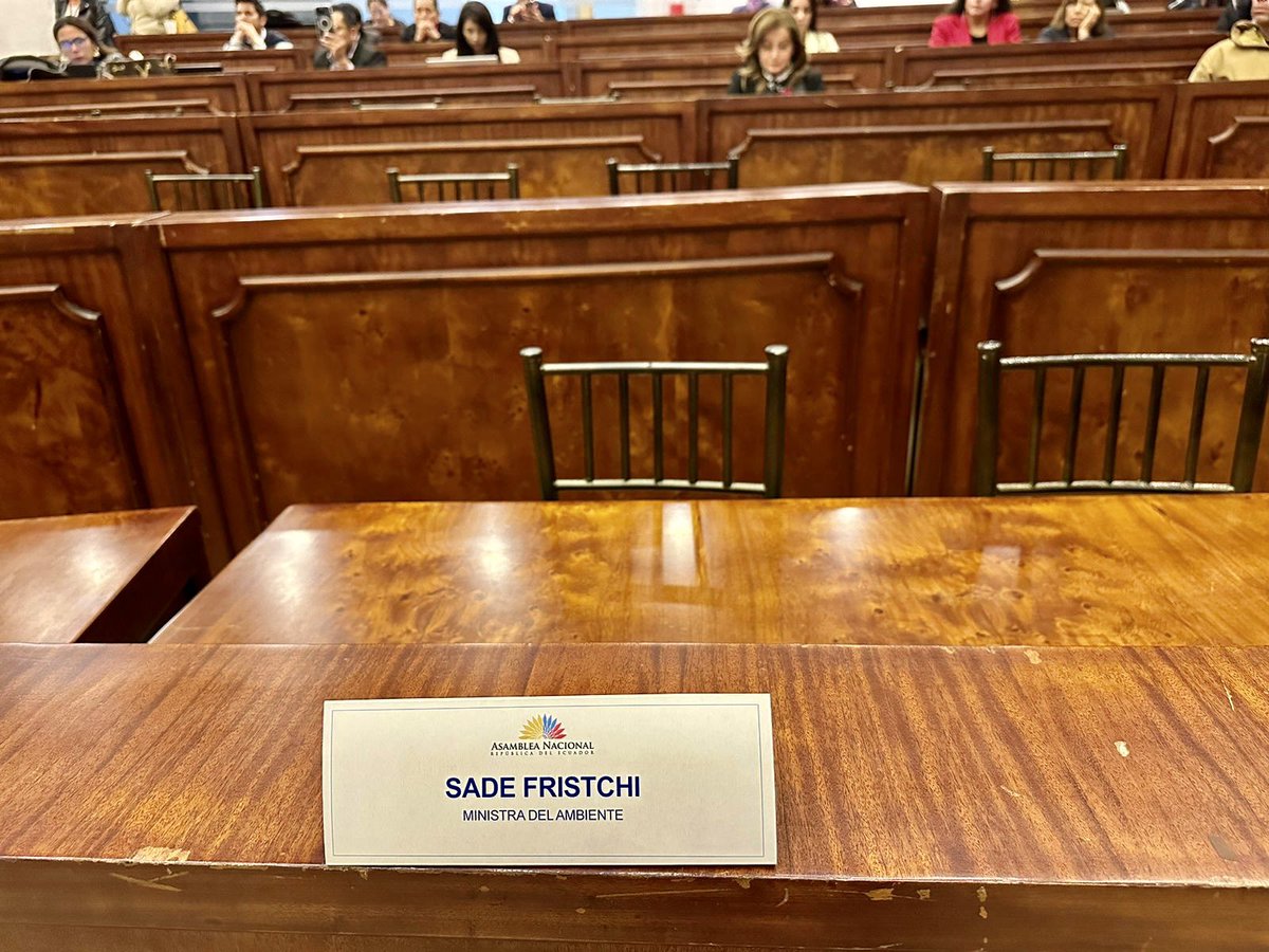 galosanchez20's tweet photo. Que frustración es vivir una época en la que medio gabinete está involucrado en actos de corrupción y sabes que no va a pasar nada, que fiscalía y contraloría no harán nada, y que cuando la asamblea los convoca para fiscalizarlos, simplemente no van, y aquí no pasa nada. https://t.co/o9EQXcdviV