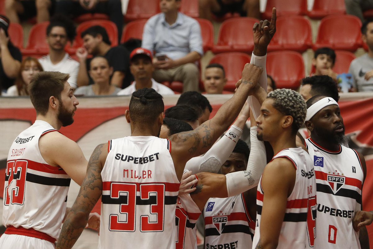 O #BasqueteTricolor lidera a série das quartas por 2 x 1. A disputa é melhor de cinco jogos. 

O Tricolor vai em busca da classificação fora de casa, na Arena UniBH. O jogo quatro será no sábado, às 14h30. O quinto confronto, se necessário, acontecerá dia 13/05, horário à definir