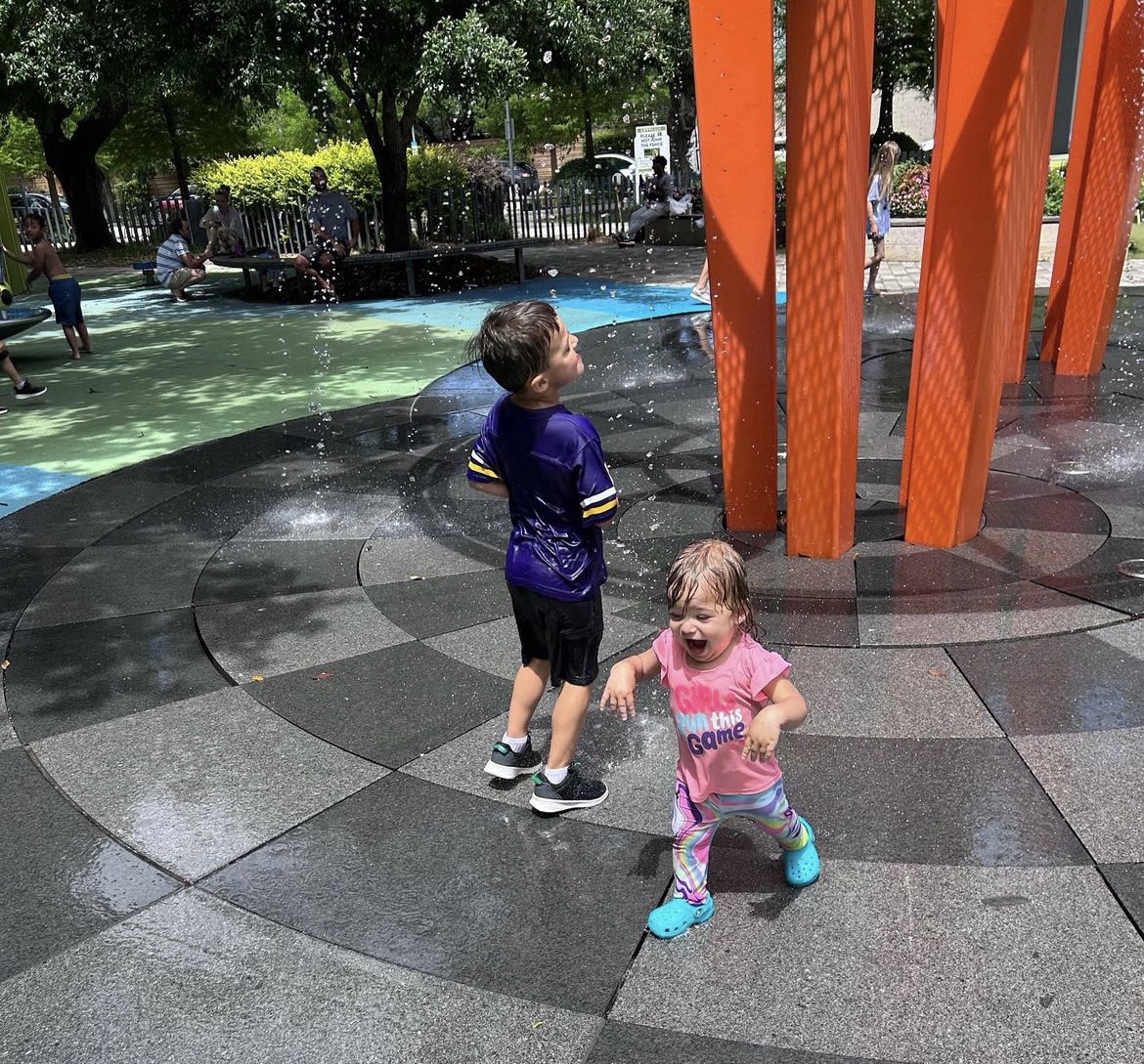 levyparkhouston's tweet image. Dive into the fun at Levy Park's water wonderland!  Watching the kiddos splash and play is our daily dose of happiness. Join the party and make a splash of your own! #LevyPark #SplashPad #KidApproved #HoustonPark

📸: @Samantha.sampey