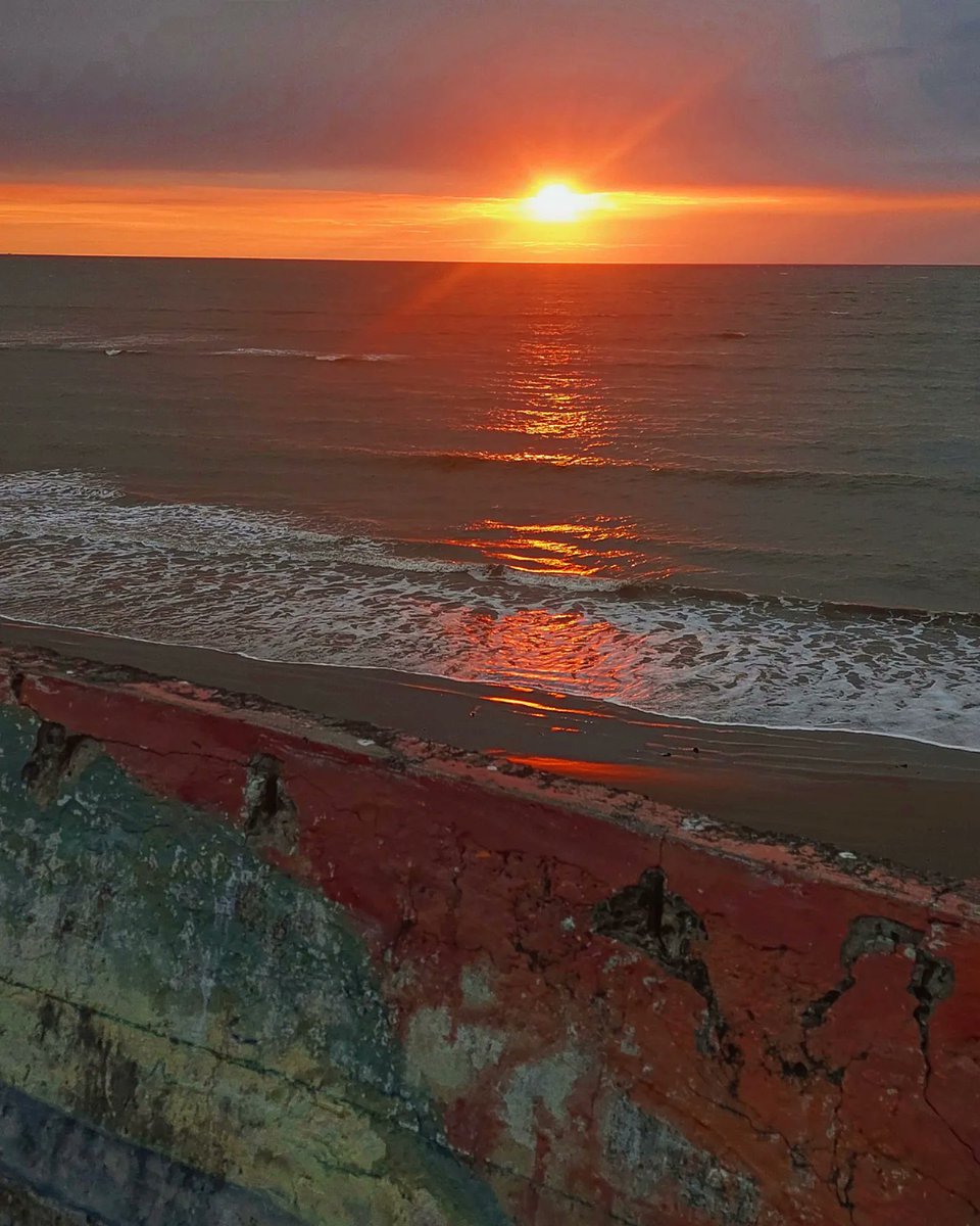 AnyWayInTheSway's tweet photo. my spirit
heavy with air
aery with the weight
of the atmosphere
steps off the crumbling concrete
tumbling
down
to the beach
brusied
confused
beat
unable to find her wings
she immerses herself in the sea
#vss365 #poetry #poet #aery
#photography https://t.co/r0hLWWSuIS