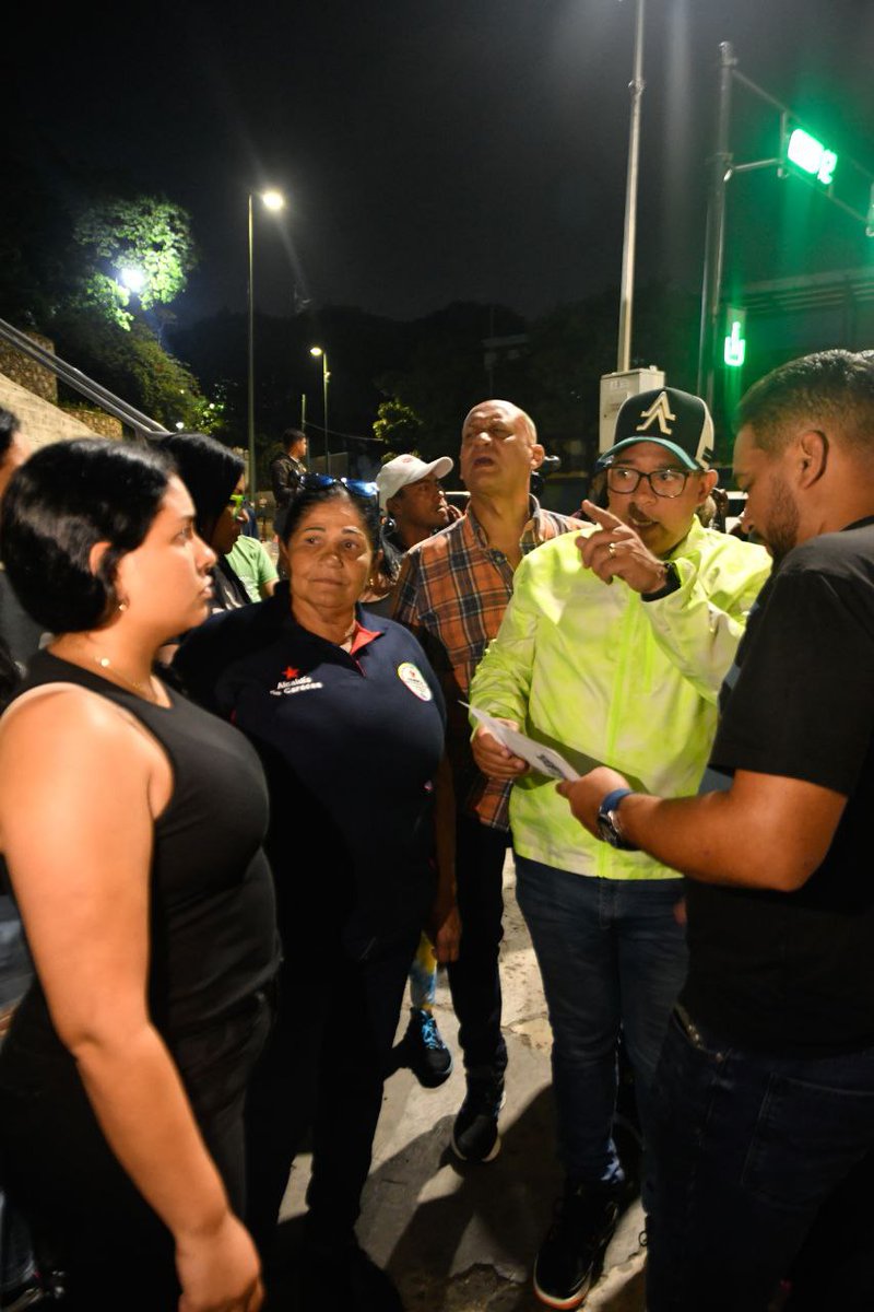 Hasta la fecha se han colocado más de 4.700 toneladas de asfalto colocadas en Caracas. La comunidad también ha sido atendida con sustitución de luminarias y semáforos en la Plaza Capuchino, parroquia San Juan. ¡Así trabaja el Sistema 1X10 en articulación con el Poder Popular!