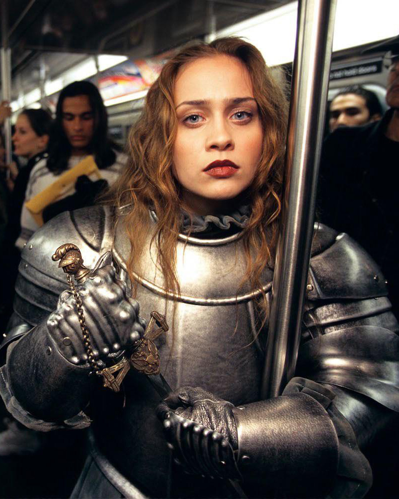 The incredible Gracie Abrams photographed for her Tonight Show appearance. Her chain mail top reminded me of the absolutely iconic portrait of Fiona Apple by legend @JoeMcNallyPhoto. Absolutely loved this look.