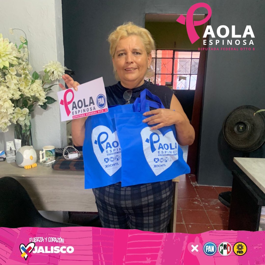 PaolaEspinosaOf's tweet photo. Con fuerza y corazón, en el #PaolaTeam seguimos recorriendo las calles del #Distrito8.
Esta tarde desde la colonia #MezquitánCountry compartimos a las y los vecinos, lo que queremos lograr para mejorar nuestro país, y recordarles la importancia de salir a votar este 2 de junio.🤞🏻 https://t.co/RFzszptfaZ