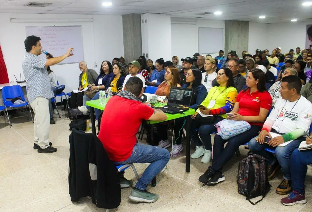 #8May|| Con total éxito culminó este miércoles el taller de Comunicación Política y Liderazgo Colectivo dictado por la Universidad Internacional de la Comunicación <a href="/lauicom/">UNIVERSIDAD INTERNACIONAL DE LAS COMUNICACIONES</a> a nuestros comunicadores y comunicadoras de la Revolución Bolivariana  💪🏼👊🏼