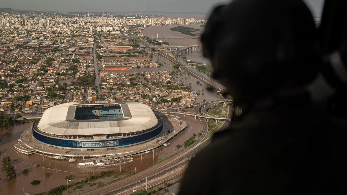 IMAGEM | O repórter Carlos Fabal da nossa parceira <a href="/AFP/">AFP News Agency</a> conseguiu embarcar hoje em um helicóptero do Exército atuando nos resgates. Veja as imagens aéreas de Porto Alegre. ▶️ metsul.com/novas-imagens-…