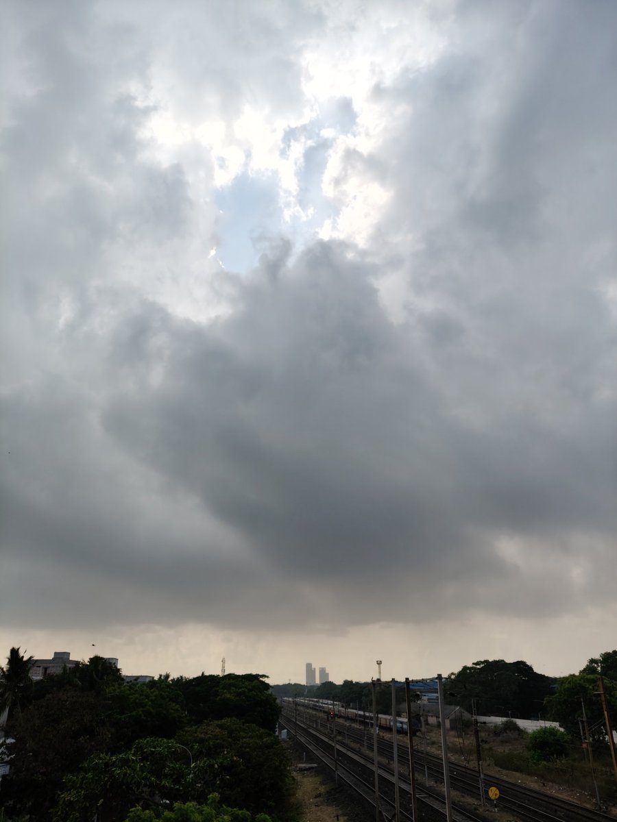 Raining moderate in kolathur- Villivakkam stretch #Chennai  #ChennaiRains #summer #Rains