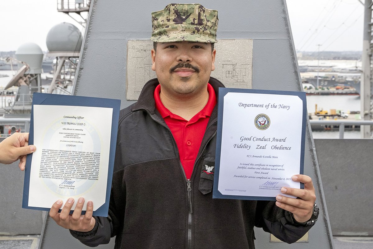 #Anaheim native serves aboard #USNavy #Warship #USSTripoli #LHA7
FC3 Armando Mata
poses with a letter of commendation and a Good Conduct Medal during an award ceremony in San Diego, April 19, 2024.
dvidshub.net/image/8365835/… 
#ForgedBytheSea #AmericasNavy @NETC_HQ @MyNAVYHR @USNavy