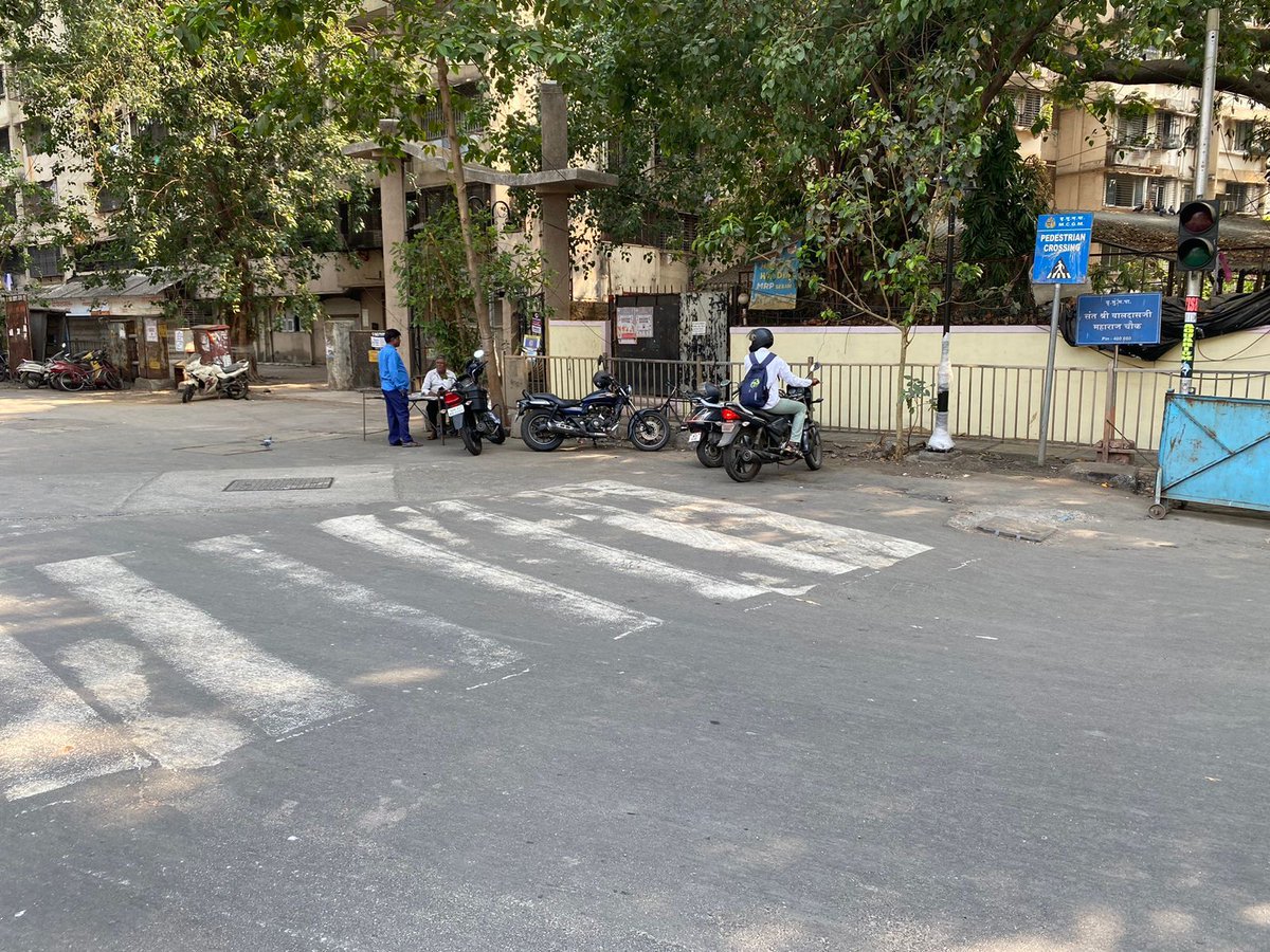 Proudly announced 'Pedestrian crossing' leading directly into an obstructed path. 
#Walkability #Pedestrians
📍 Mulund