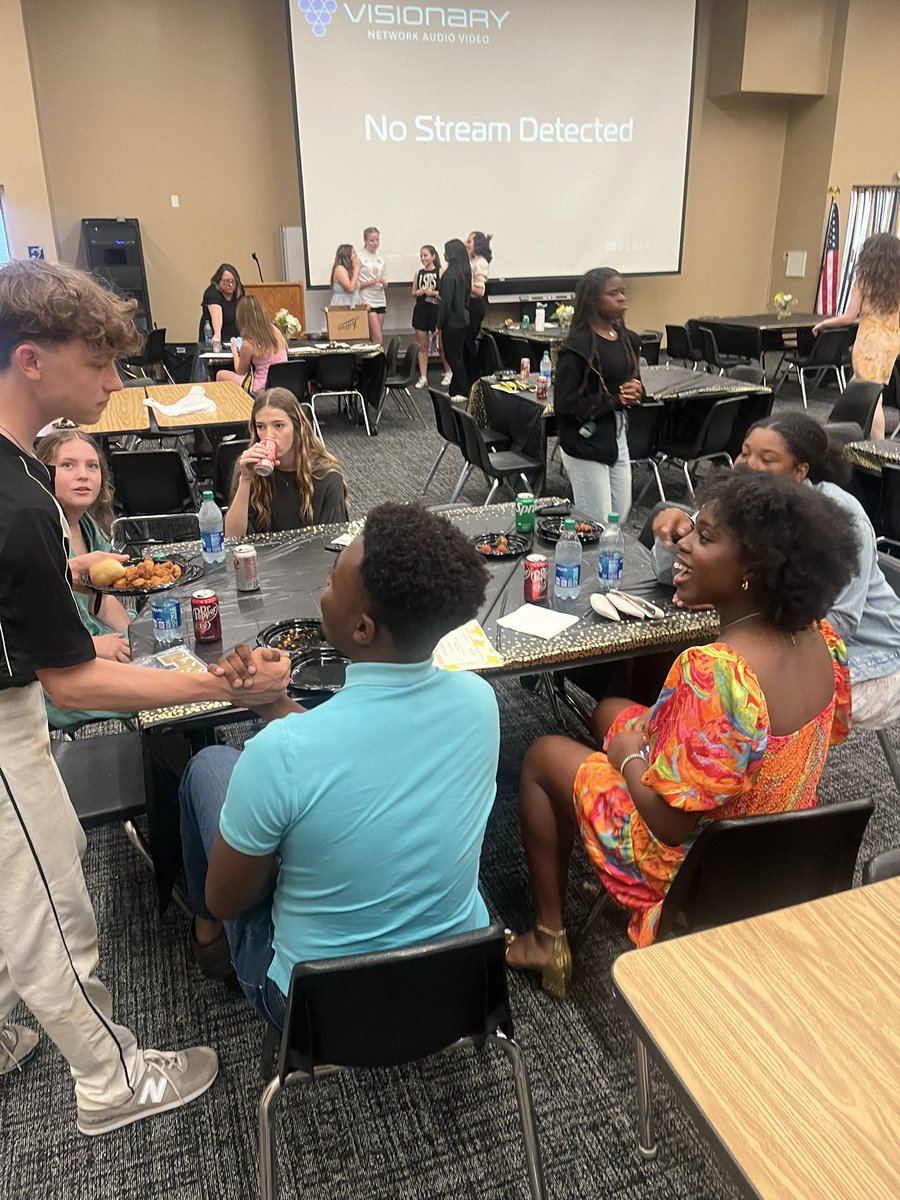 LS_stuco's tweet photo. Senate Banquet! We gave awards and reminisced on the year. We are grateful to this group of senators who took the time to help out our school and the community and we are also extremely grateful to our sponsor and other faculty members who have made this senate year successful! https://t.co/kmOkXxzA8K