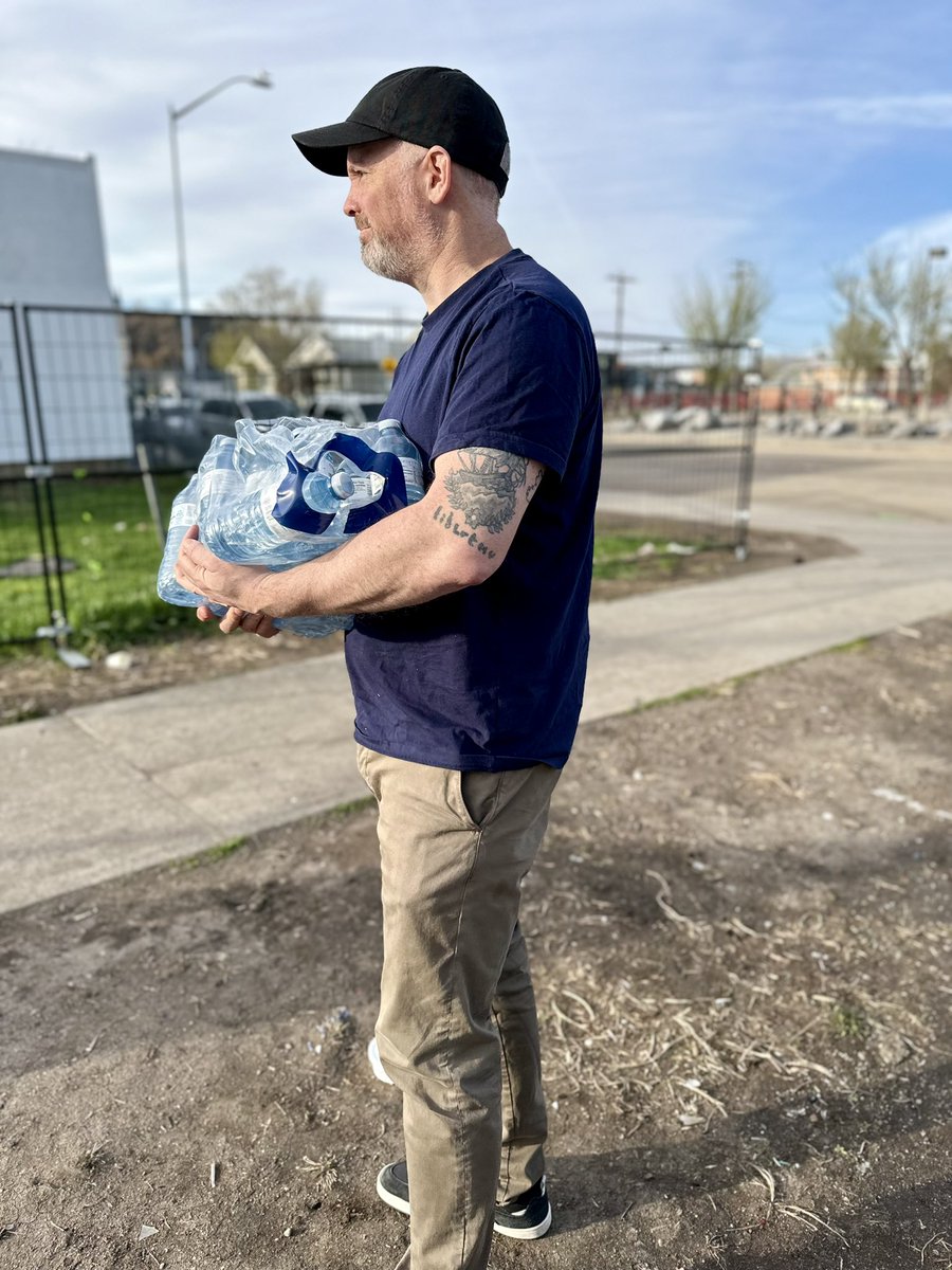 We were back downtown tonight handing out sandwiches, water & bananas to some truly wonderful, kind people. Join us and become a catalyst for change by becoming a member arcadiabrewing.ca/timeforkindness #yeg