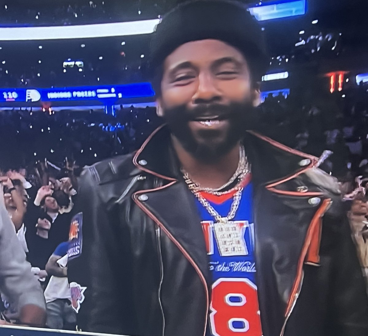 Amar’e Stoudamire with the fly jacket that went well with the Knicks’ jersey. Cool patches on the side that represented his NBA journey. 🔥