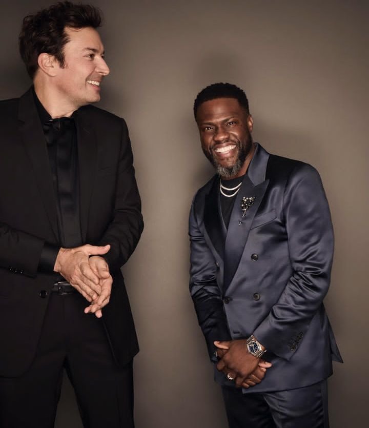 #KevinHart and #JimmyFallon at the #MarkTwain Awards for American Humor 2024.

Jimmy did a great job performing a hilarious country song honoring Kevin's achievement.

Thank you, @chiquitapr_25, for sharing this with me. 

More great photos here:
instagram.com/p/C6uc6bzLQxa/…