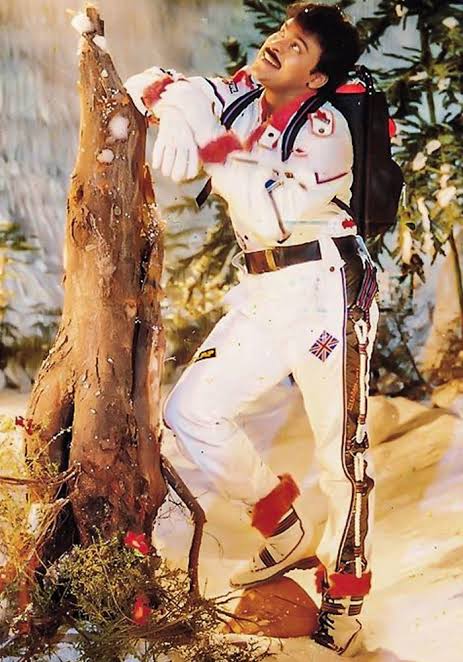 27stories_'s tweet image. #34YearsForIHJVAS

1957లో రష్యా &quot;లైకా&quot; కుక్కపిల్లని (#sputnik2) రాకెట్‌లో అంతరిక్షంలోకి పంపటాన్ని ఆధారంగా చేసుకుని రాసుకున్న కథ #JVAS

చంద్రమండలానికి రాకెట్‌లో మనిషిని పంపాలని #ISRO తలపెట్టిన ప్రయోగానికి సంబంధించిన యాడ్ చూస్తాడు &quot;గైడ్ రాజు&quot;. తను పెంచుకుంటున్న అనాథ పాప సర్జరీకి…