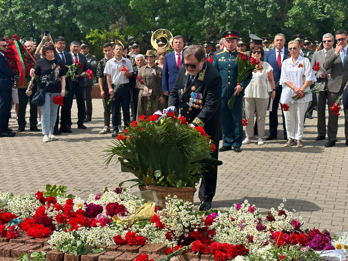 🎗️🔥 9 мая в день 79-летия Победы на мемориале «Братские могилы» в Ташкенте почтили память павших в Великой Отечественной войне. 🔗 t.me/consultashkent…