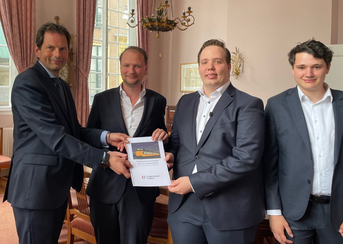 Gisteren was het zover, een nieuwe halte in het traject naar een nachttrein. Na de petitie te hebben aangeboden aan de Tweede Kamer, was het nu tijd om naar de vervoerder zelf te gaan. 

Even een draadje 🧵🧵 (1/4)